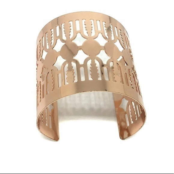 🍒METAL CUFF BRACELET. - Picture 3 of 5